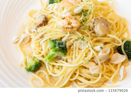 Delicious seafood and broccoli spaghetti bianco Delicious seafood and broccoli spaghetti bianco 135679026