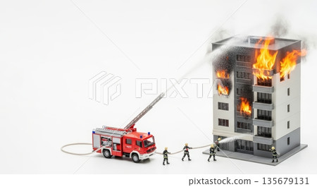 火災救援場景，包括微型消防車和消防員 | 保險、災害預防、自然災害圖片背景 135679131