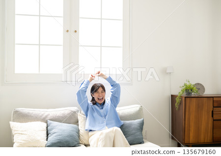 女人在沙發上放鬆 135679160
