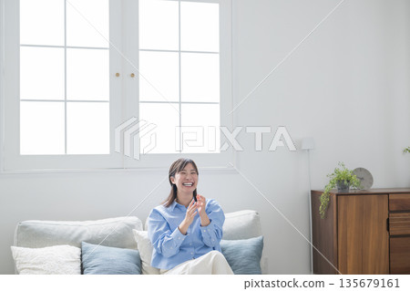 女人在沙發上放鬆 135679161