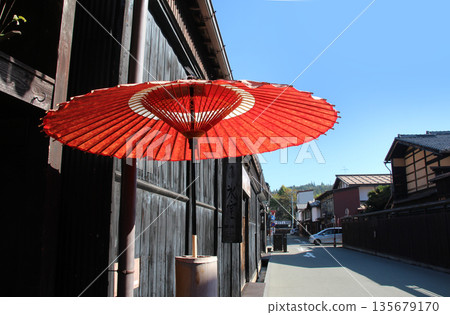 The burnt cedar exterior walls of the old townscape of Hida Takayama, a tourist spot The burnt cedar exterior walls of the old townscape of Hida Takayama, a tourist spot 135679170