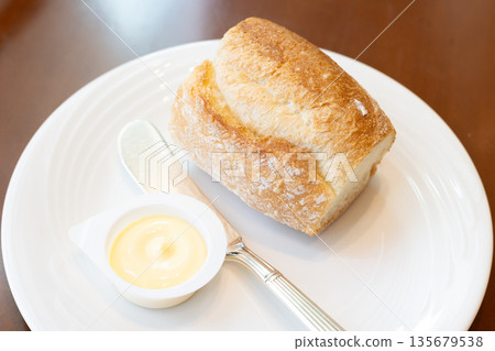來自美味餐廳的法國麵包和黃油 135679538
