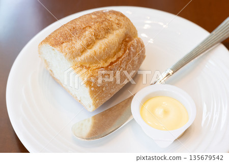 來自美味餐廳的法國麵包和黃油 來自美味餐廳的法國麵包和黃油 135679542