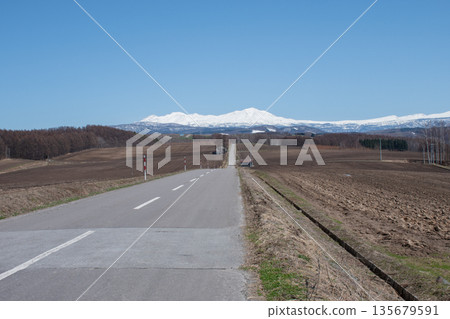 陽光明媚的春日,農田與雪山交相輝映,大雪山盡收眼底。 陽光明媚的春日,農田與雪山交相輝映,大雪山盡收眼底。 135679591