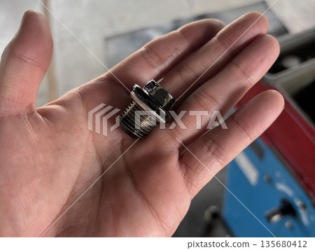 Automotive oil drain bolt 135680412