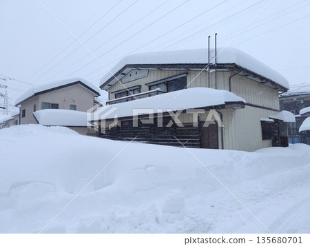 寒流襲擊了白雪皚皚、被厚厚的積雪覆蓋的國度裡的一棟房屋。 寒流襲擊了白雪皚皚、被厚厚的積雪覆蓋的國度裡的一棟房屋。 135680701