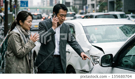 城市中發生一起車禍，造成財產損失。一名當事人正在致電保險公司報告追撞事故的情況。逼真的事故現場。 3DCG動畫。 135680704
