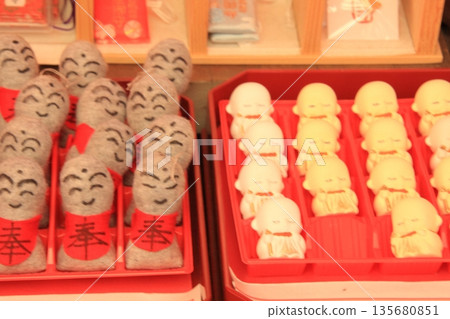 位於京都寺町地區的八田寺是一座古老的寺廟,寺內有鐘。 位於京都寺町地區的八田寺是一座古老的寺廟,寺內有鐘。 135680851