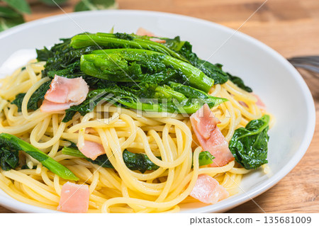 Rape blossom and bacon pasta Spaghetti with spring vegetables Rape blossom and bacon pasta Spaghetti with spring vegetables 135681009