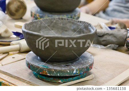 手輪上擺放著正在製作中的陶瓷作品。 手輪上擺放著正在製作中的陶瓷作品。 135681138