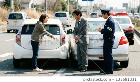 交通事故現場勘查及相關人員情緒崩潰的情形。人身傷害事故、財產損失事故、責任認定、保險理賠流程,逼真的3D模擬。 交通事故現場勘查及相關人員情緒崩潰的情形。人身傷害事故、財產損失事故、責任認定、保險理賠流程,逼真的3D模擬。 135681331