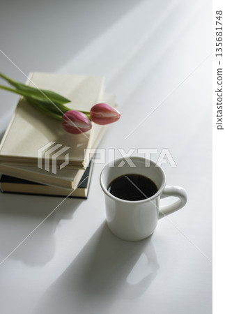 晨光、咖啡、書籍和鬱金香（白色背景，留白） 135681748