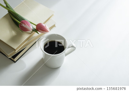 晨光中的桌子 | 咖啡、書籍與鬱金香(留白) 晨光中的桌子 | 咖啡、書籍與鬱金香(留白) 135681976