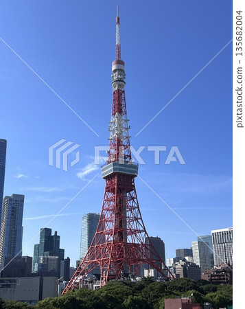 Tokyo Tower towering against the blue sky and the cityscape Tokyo Tower towering against the blue sky and the cityscape 135682004