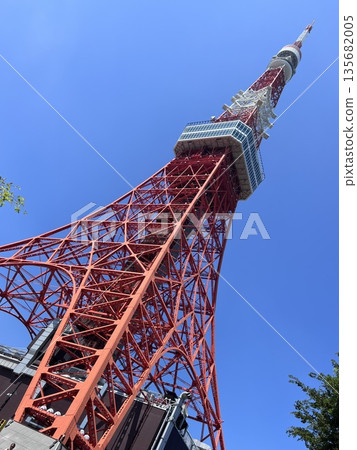 從高處俯瞰東京鐵塔和蔚藍的天空 135682005