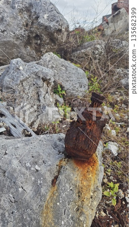 生鏽的瓶子 生鏽的瓶子 135682399