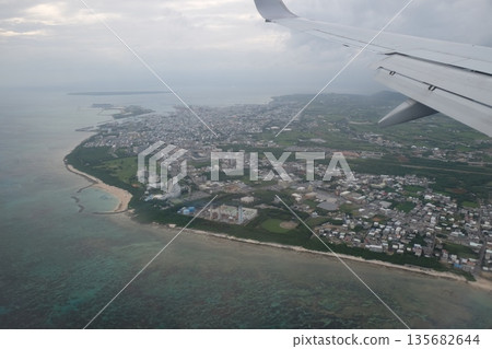 從飛機上俯瞰石垣島 從飛機上俯瞰石垣島 135682644