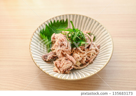 罐裝鯖魚和乾白蘿蔔沙拉 罐裝鯖魚和乾白蘿蔔沙拉 135683173