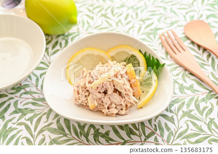 罐裝鯖魚和乾白蘿蔔,拌上蛋黃醬和檸檬汁 罐裝鯖魚和乾白蘿蔔,拌上蛋黃醬和檸檬汁 135683175
