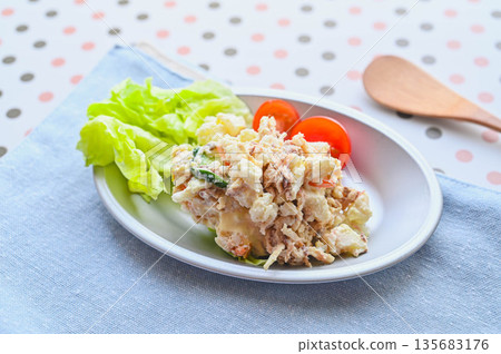 罐裝鯖魚和乾白蘿蔔配馬鈴薯沙拉 135683176