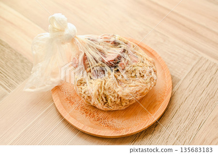 用罐裝鯖魚和乾白蘿蔔做沙拉 135683183