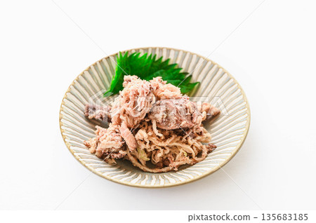 罐裝鯖魚和乾白蘿蔔沙拉 罐裝鯖魚和乾白蘿蔔沙拉 135683185