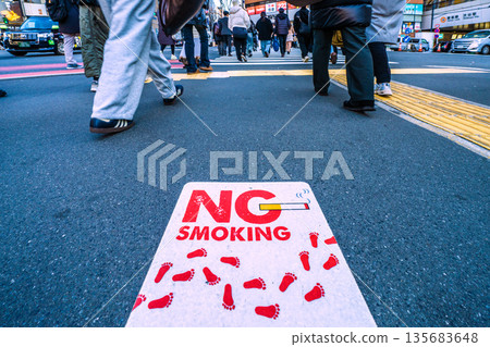 在日本東京澀谷區宮山坂下十字路口，豎立著一塊寫著「街道、公園等場所禁止吸煙」的標誌。老年人在街頭吸煙的現像日益增多… 135683648