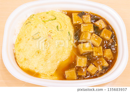 Delicious Tianjin rice and mapo tofu bento Delicious Tianjin rice and mapo tofu bento 135683937