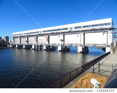 今井水閘位於江戶川區新中川(中川洩洪道)與舊江戶川交會處。 今井水閘位於江戶川區新中川(中川洩洪道)與舊江戶川交會處。 135684174