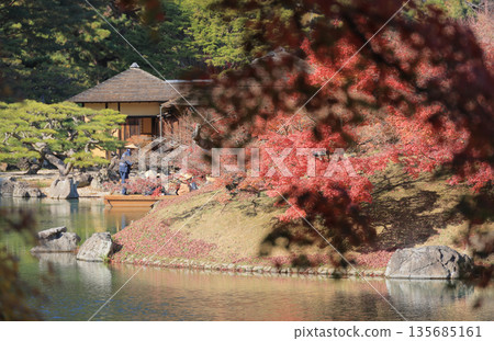 深秋時節的栗林庭園，楓島、菊月亭的落葉以及一艘日本船。 135685161