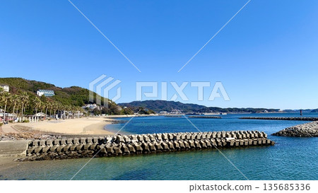 Miyazaki beach with a clear blue sky (Kira Waikiki Beach, Nishio City, Aichi Prefecture) Miyazaki beach with a clear blue sky (Kira Waikiki Beach, Nishio City, Aichi Prefecture) 135685336