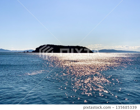 The sparkling Mikawa Bay, the shadow of Kajishima Island, and the Atsumi Peninsula in the background (Kira Sunrise Park, Nishio City, Aichi Prefecture) 135685339