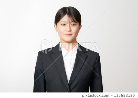 求職證件照圖片:一位穿著西裝的年輕女子 求職證件照圖片:一位穿著西裝的年輕女子 135688186