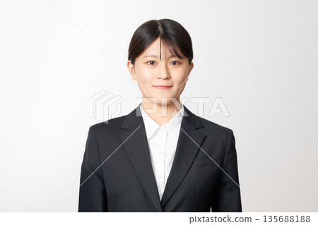 求職證件照圖片：一位穿著西裝的年輕女子（正面照，白色背景） 135688188
