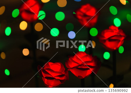 璀璨奪目的桃園燈會紅色玫瑰花燈海 璀璨奪目的桃園燈會紅色玫瑰花燈海 135690992