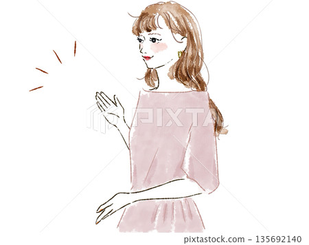一個女人抱著一個微笑 135692140
