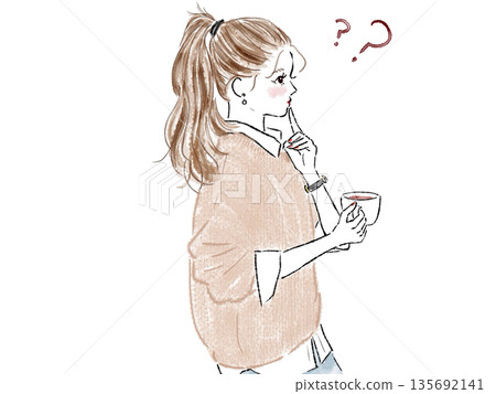 一位女子神情憂慮地喝著咖啡。 135692141