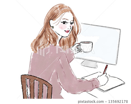 一位女士在咖啡館一邊喝咖啡一邊使用筆記型電腦 135692178