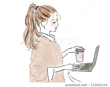 一個女人使用電腦 135692254