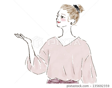 微笑的女人用手指著什麼 微笑的女人用手指著什麼 135692359