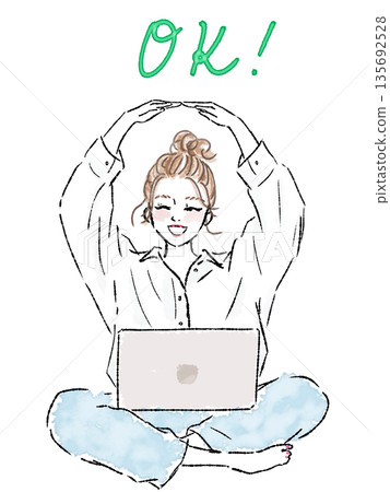 一名女子用電腦比劃「OK」手勢。 135692528
