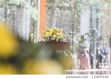 天空花園婚禮教堂祭壇上的鮮花裝飾 135693549