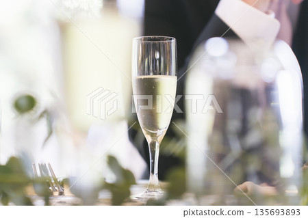 天空花園婚禮接待桌上的香檳 135693893