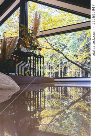 空中花園婚禮：場地內秋季色調的花卉佈置 135693947
