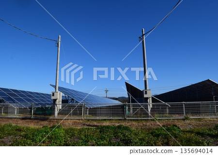 太陽能電池板自然能源 太陽能電池板自然能源 135694014