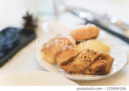 在空蕩蕩的花園婚禮上,接待桌上擺放著新鮮出爐的麵包。 在空蕩蕩的花園婚禮上,接待桌上擺放著新鮮出爐的麵包。 135694106