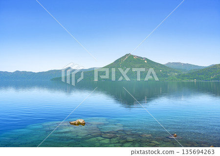 初夏時節,千歲市的支湖和惠庭山景色迷人。 初夏時節,千歲市的支湖和惠庭山景色迷人。 135694263