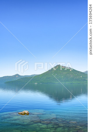 初夏時節，千歲市的支湖和惠庭山景色迷人。 135694264