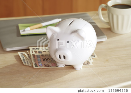 An image of household management using a piggy bank and Japanese yen 135694356