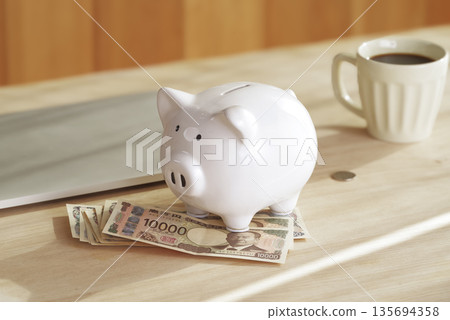 An image of household management using a piggy bank and Japanese yen 135694358